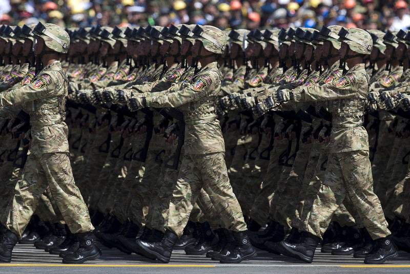 © Reuters. الصين تنظم عرضا عسكريا ضخما وتعلن خفض عدد قوات جيشها