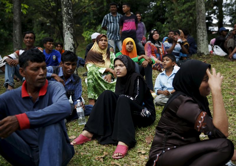 © Reuters. Refugiados esperando acesso ao prédio da ONU em Kuala Lumpur, na Malásia