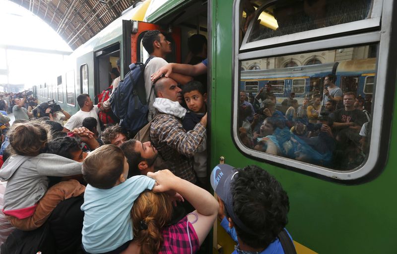 © Reuters. DES MIGRANTS PRENNENT D'ASSAUT UN TRAIN EN GARE DE BUDAPEST