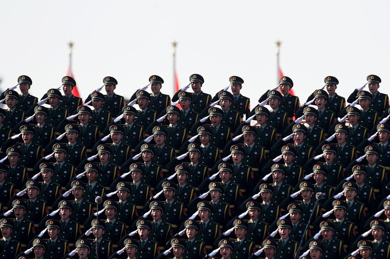 © Reuters. Militares chineses durante desfile militar em Pequim