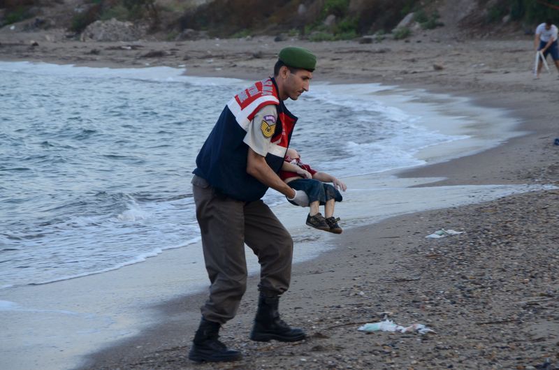 © Reuters. Soldado turco carregando corpo de menino morto em Bodrum, na Turquia