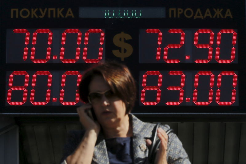 © Reuters. Женщина у пункта обмена валюты в Москве 