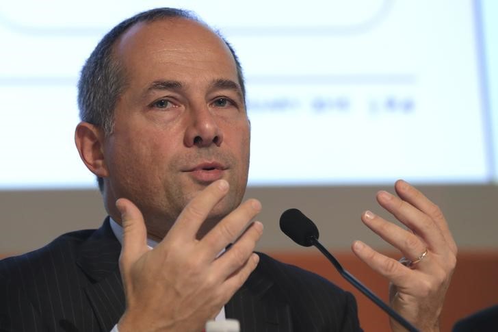 © Reuters. French bank Societe Generale Chairman and Chief Executive Officer Frederic Oudea speaks during the bank's 2014 annual results presentation in La Defense near Paris