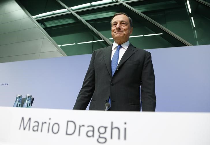 © Reuters. El BCE mantiene sin cambios la compra de bonos y promete más si se necesita