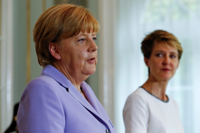 © Reuters. Merkel dice que unos pocos países no pueden soportar la carga de refugiados