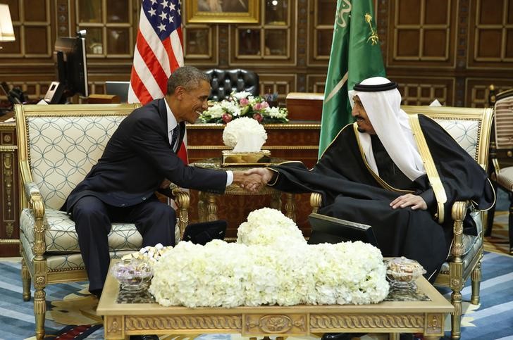 © Reuters. U.S. President Obama shakes hands with Saudi Arabia's King Salman at the start of a bilateral meeting at Erga Palacein Riyadh