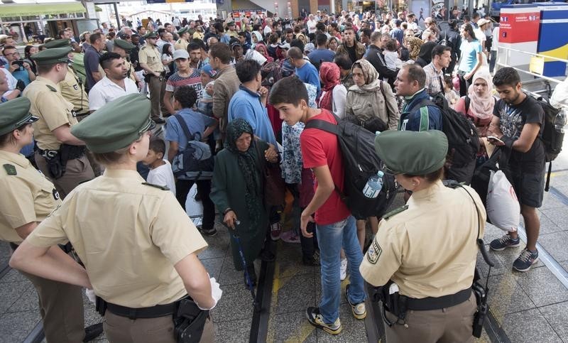 © Reuters. Imigrantes desembarcam em estação de trem em Munique