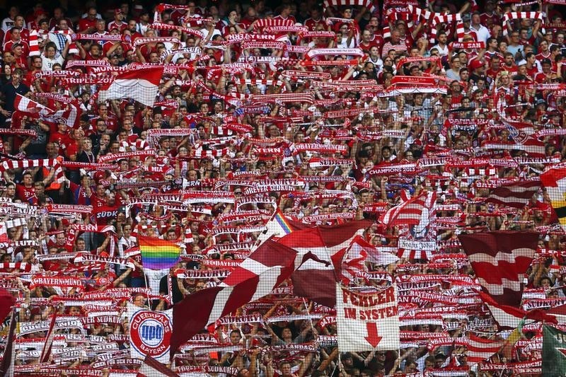 © Reuters. El Bayern donará fondos para refugiados, organizará entrenamientos