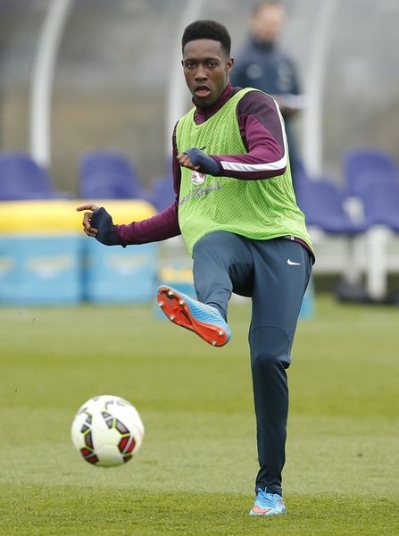 © Reuters. Atacante do Arsenal Danny Welbeck em treino da seleção inglesa