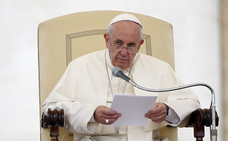 © Reuters. Los transexuales no pueden ser padrinos, dice el Vaticano a sacerdotes