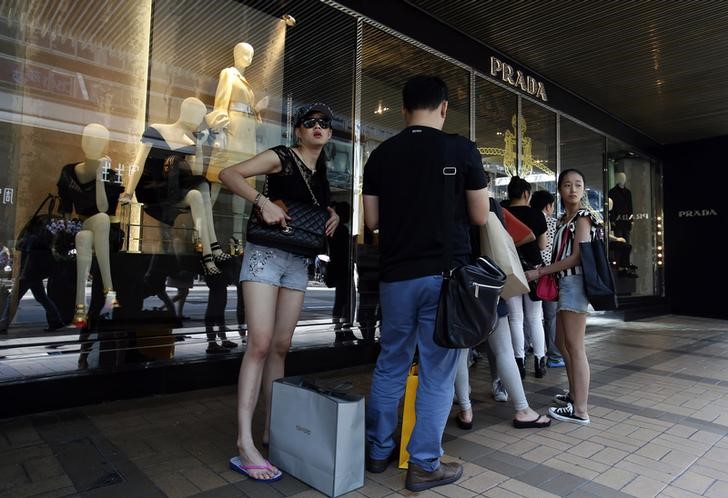 © Reuters. Mainland Chinese customers line up outside a Prada store at Hong Kong's shopping Tsim Sha Tsui district