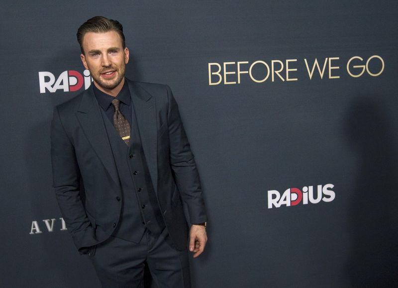 © Reuters. Ator e diretor Chris Evans posa para fotos na pré-estreia de "Before We Go" em Los Angeles