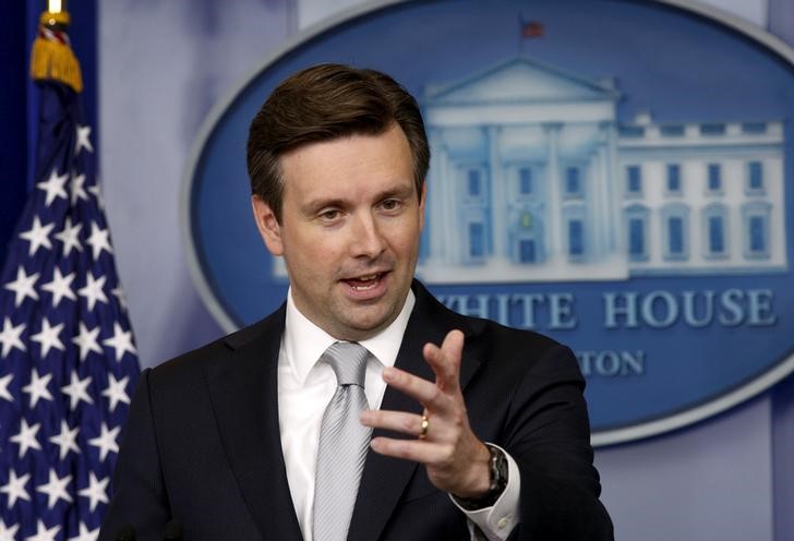 © Reuters. White House Press Secretary Earnest speaks at White House briefing in Washington