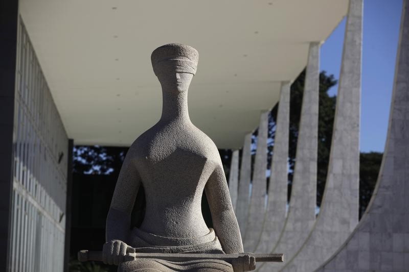 © Reuters. Estátua da Justiça do lado de fora do prédio do Supremo Tribunal Federal, em Brasília