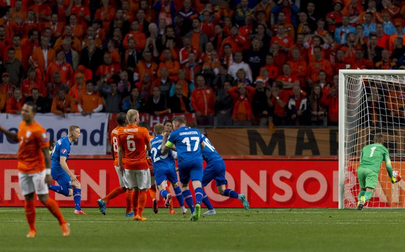 © Reuters. ايسلندا تقترب من التأهل لنهائيات بطولة أوروبا بعد انتصار آخر صاعق على هولندا