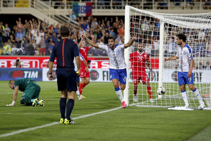 © Reuters. Graziano Pelle (centro), da Itália, comemora gol contra Malta