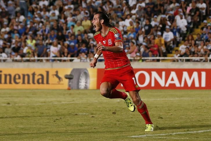 © Reuters. Gareth Bale, do País de Gales, comemora gol marcado contra Chipre pelas eliminatórias para a Eurocopa em Nicosia