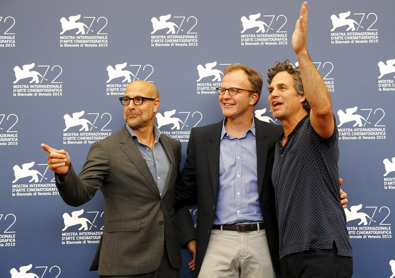 © Reuters. Ator Tucci, diretor McCarthy e ator Ruffalo posam em Veneza para divulgar "Spotlight"