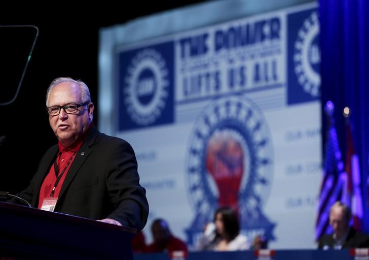 © Reuters. UAW President Dennis Williams addresses their Special Bargaining Convention held at COBO Hall in Detroit