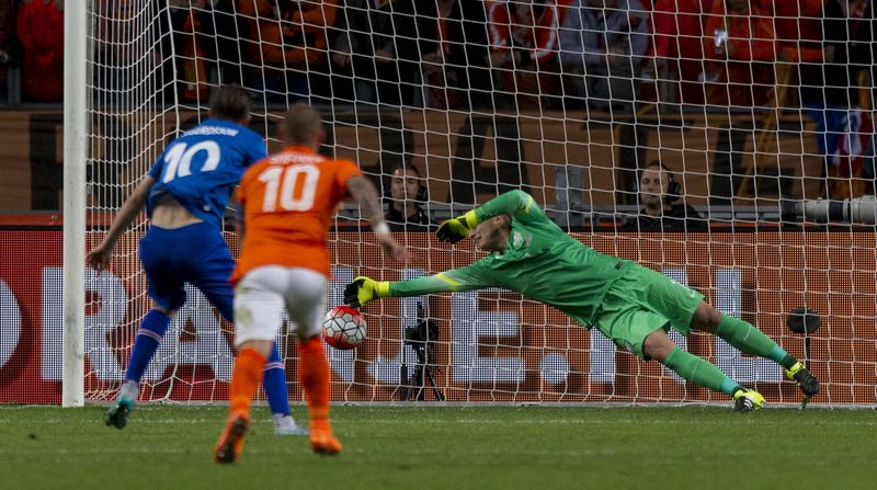 © Reuters. Gylfi Sigurdsson (à esquerda), da Islândia, converte pênalti em jogo contra a Holanda