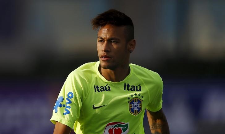 © Reuters. Neymar participa de treino do Brasil em Santiago, no Chile 