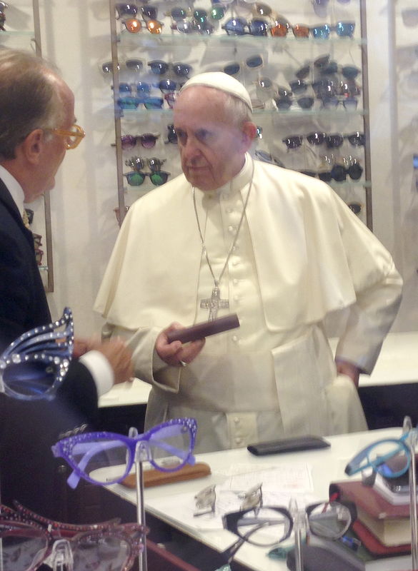 © Reuters. البابا فرنسيس في زيارة مفاجئة الي متجر في روما لاستلام نظارة طبية جديدة