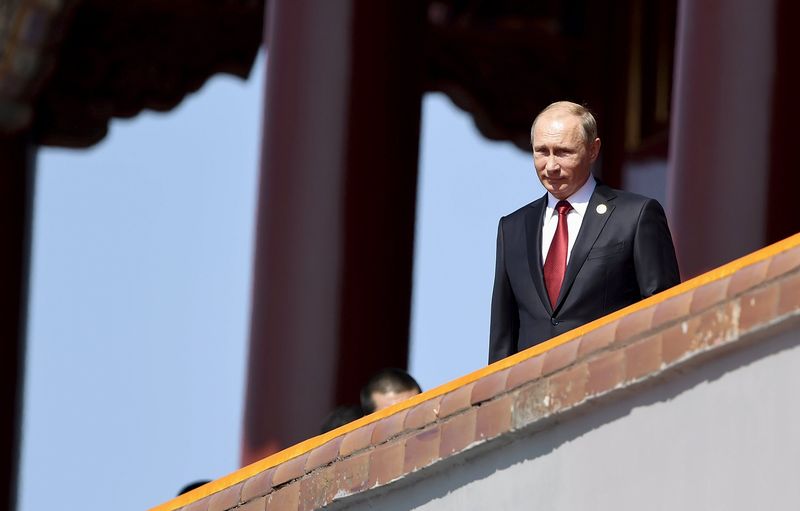 © Reuters. Russia's President Putin is seen on the Tiananmen Gate, at the beginning of the military parade marking the 70th anniversary of the end of World War Two, in Beijing