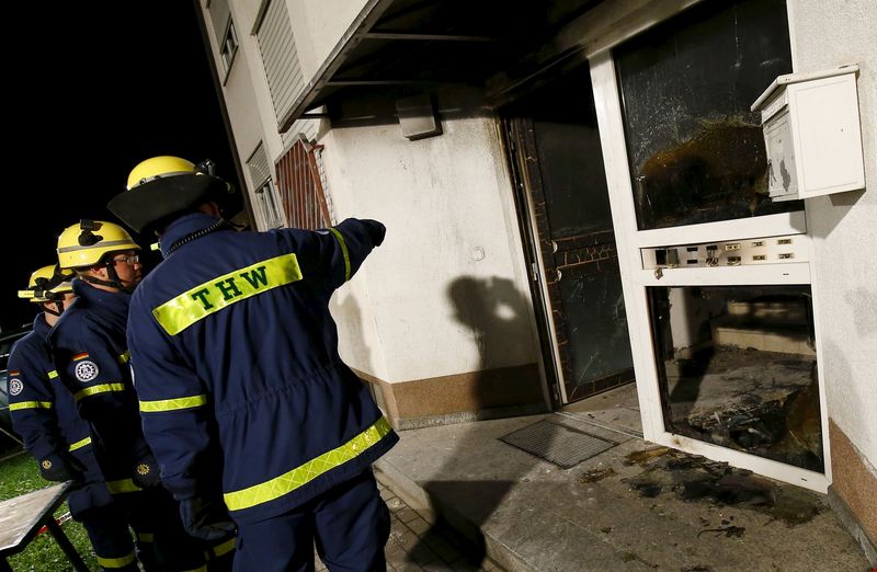 © Reuters. الشرطة:اصابة خمسة في حريق بمبنى يأوي لاجئين في غرب ألمانيا