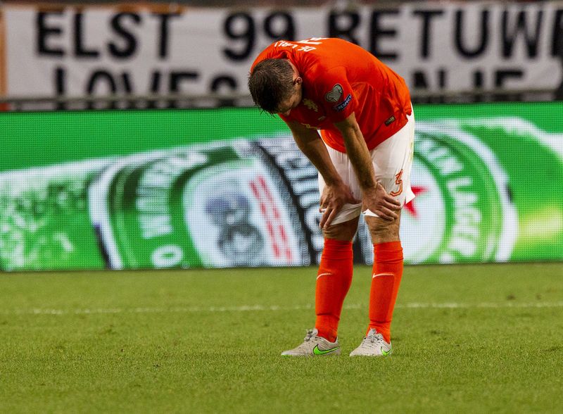 © Reuters. Holanda pierde en casa frente a Islandia y se complica su pase a la Eurocopa de Francia