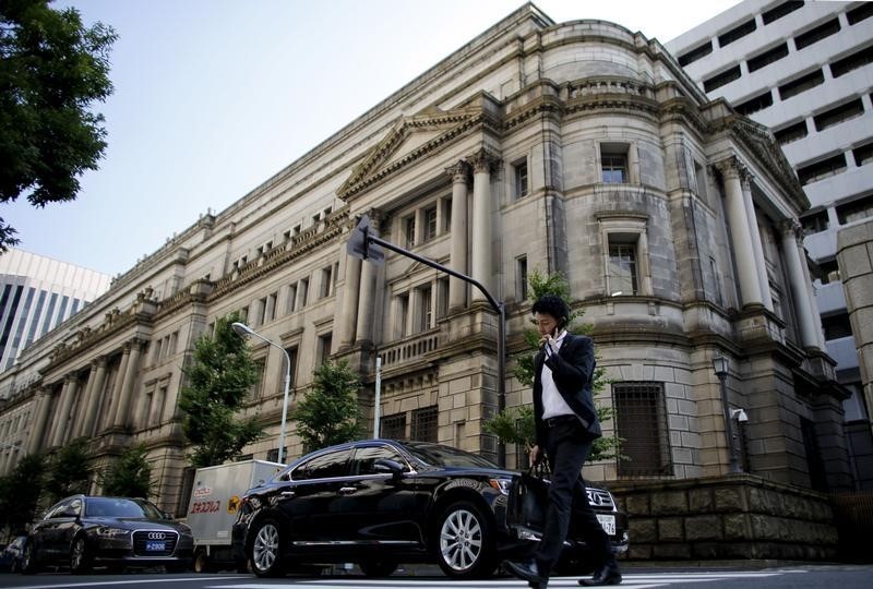 © Reuters. Man walks past the BOJ building in Tokyo