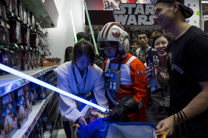© Reuters. Un androide BB-8, entre los nuevos juguetes de 