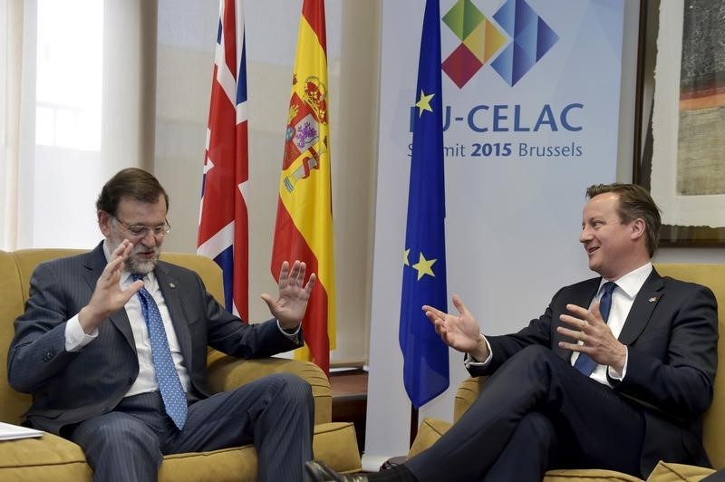 © Reuters. Llamamiento conjunto de Rajoy y Cameron para hacer reformas en la UE