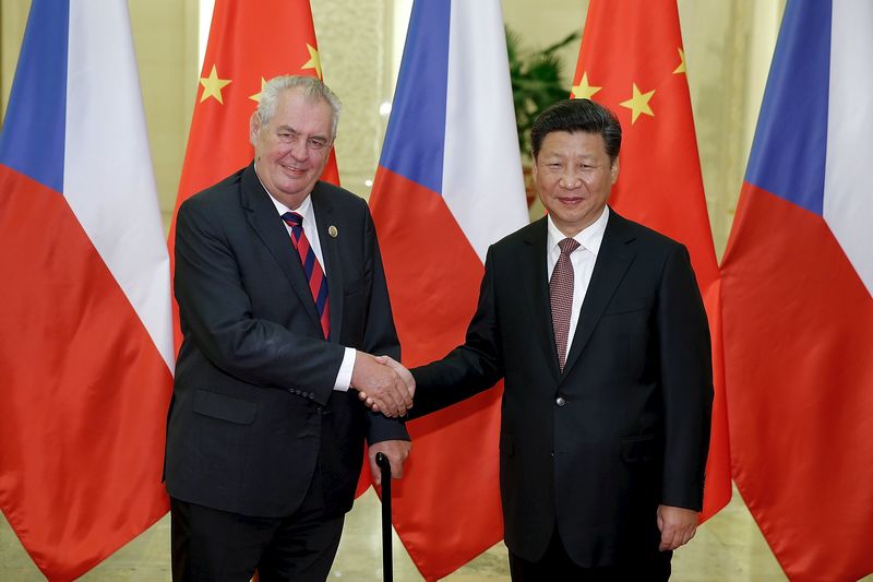 © Reuters. Chinese President Xi Jinping shakes hands with Czech President Milos Zeman at the Great Hall of the People in Beijing