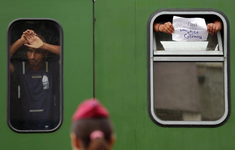 © Reuters. Police guard a train full of refugees stuck in stalemate at station in Bicske