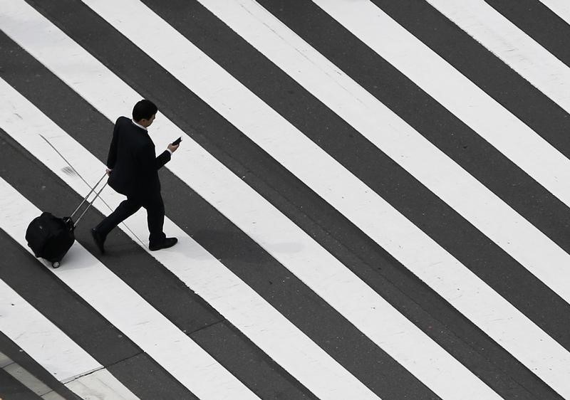 © Reuters. Tokyo, per la strada