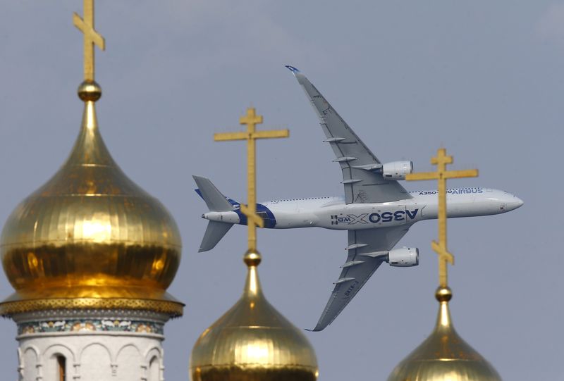 © Reuters. Airbus A350 XWB aircraft flies over the domes of an Orthodox church during the MAKS International Aviation and Space Salon in Zhukovsky, outside Moscow, Russia