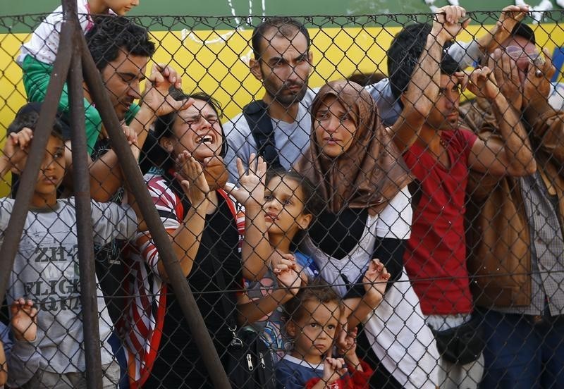 © Reuters. تقطع السبل بمئات المهاجرين في قطار بالمجر