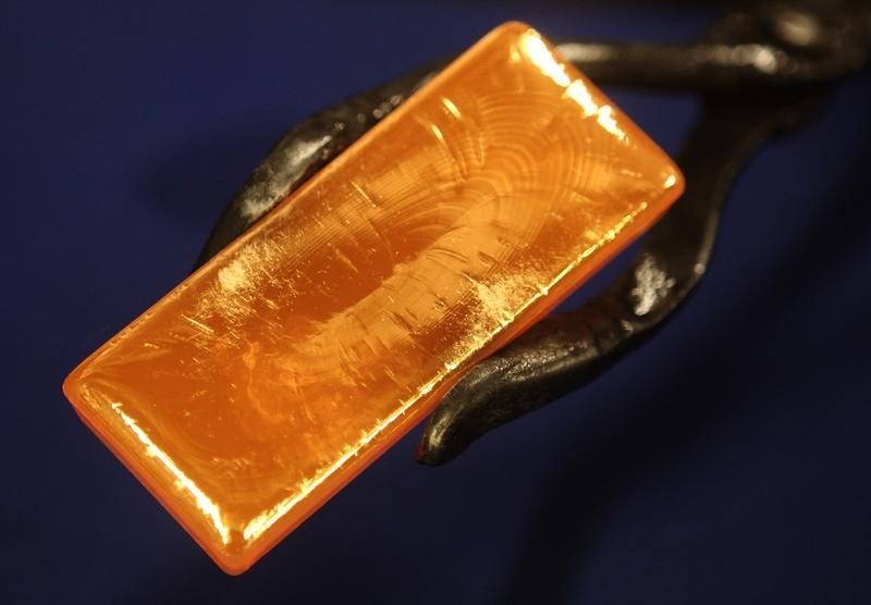 © Reuters. Слиток золота на заводе 'Oegussa' в Вене
