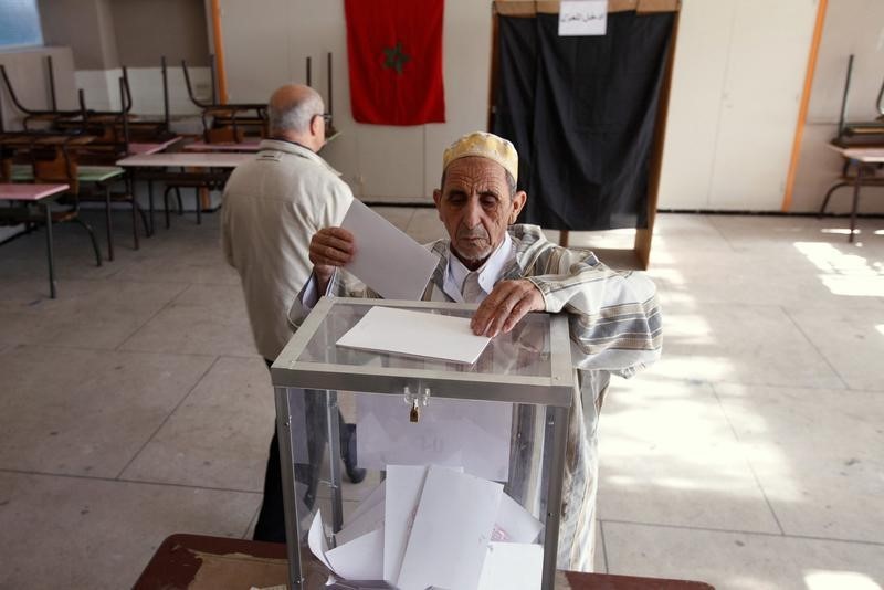 © Reuters. المغاربة يصوتون في انتخابات بلدية تمثل اختبارا للحزب الإسلامي الحاكم