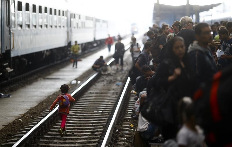 © Reuters. Imigrantes em estação de trem em Budapeste