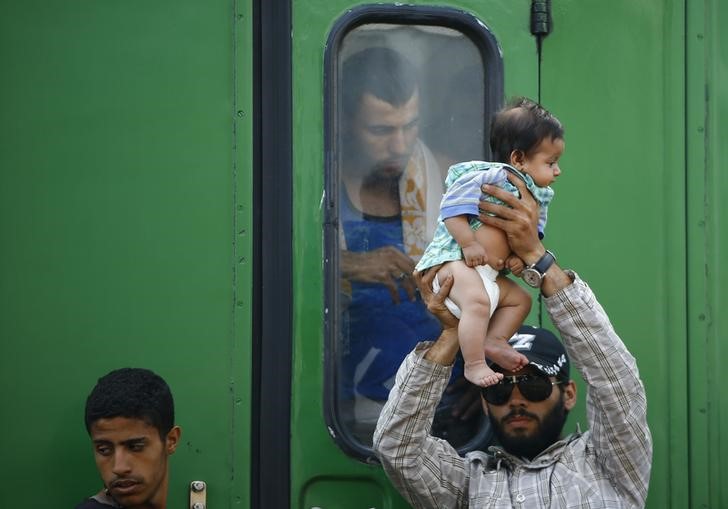 © Reuters. أكثر من ألفي مهاجر يهددون بالخروج عنوة من مخيم في المجر
