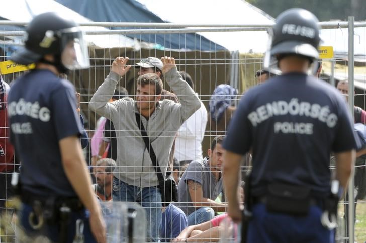 © Reuters. المجر تصدر قوانين جديدة لوقف تدفق المهاجرين