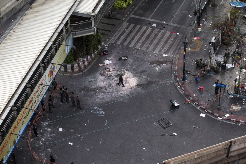 © Reuters. التحقيق في تفجير تايلاند يفشل في ربط المشتبه بهما بالهجوم