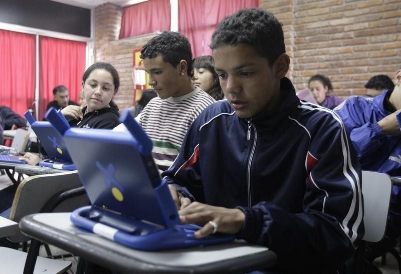 © Reuters. Alunos usando computadores durante aula em Casabo, no Uruguai