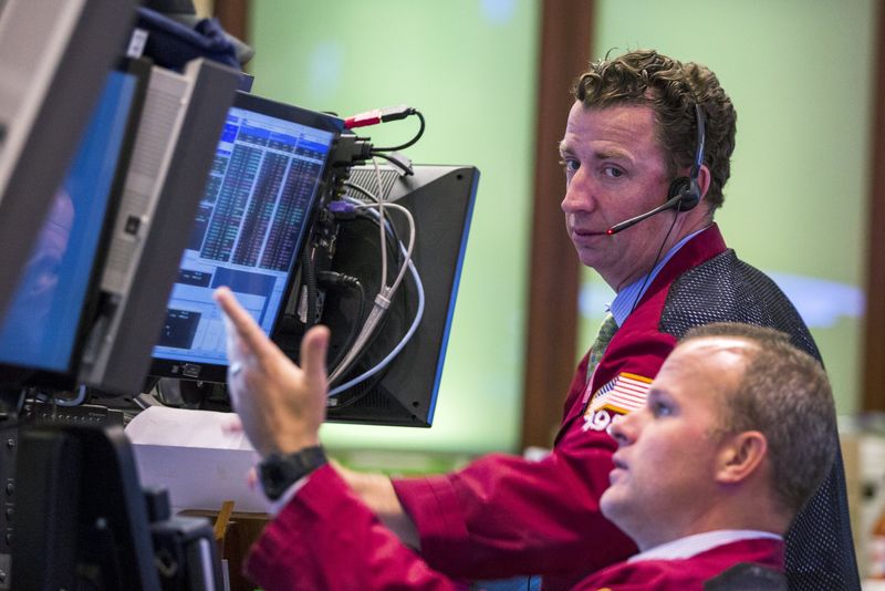 © Reuters. Trader al lavoro a Wall Street