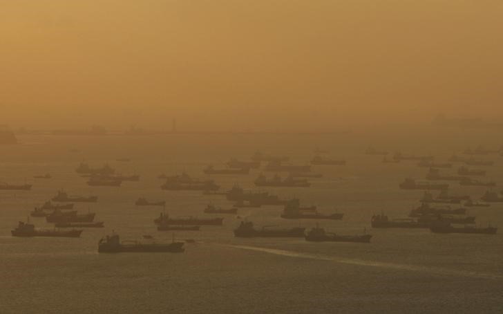 © Reuters. Нефтяные танкеры и другие суда у берегов Сингапура