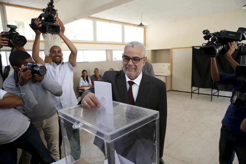 © Reuters. Abdelillah Benkirane, secretary-general of the Islamist Justice and Development party (PJD), casts his ballot at a polling station in Rabat 