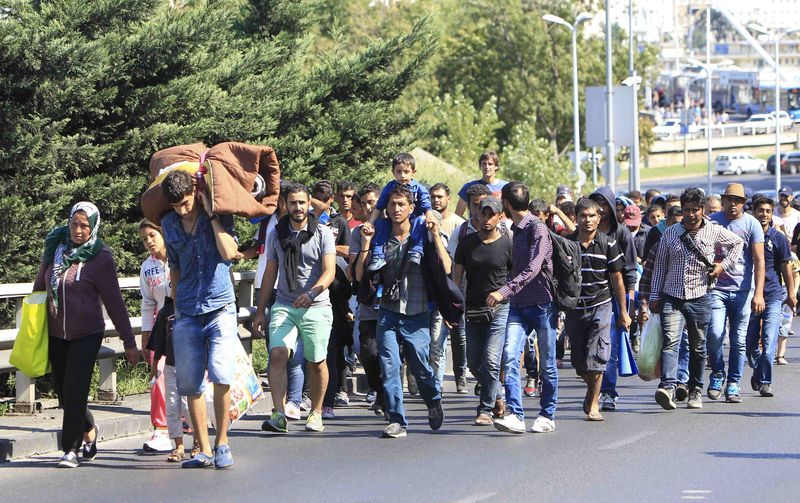 © Reuters. LES AUTORITÉS HONGROISES DÉBORDÉES PAR LES MIGRANTS