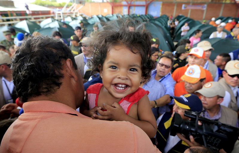 © Reuters. Venezuela abre un corredor humanitario en la frontera con Colombia