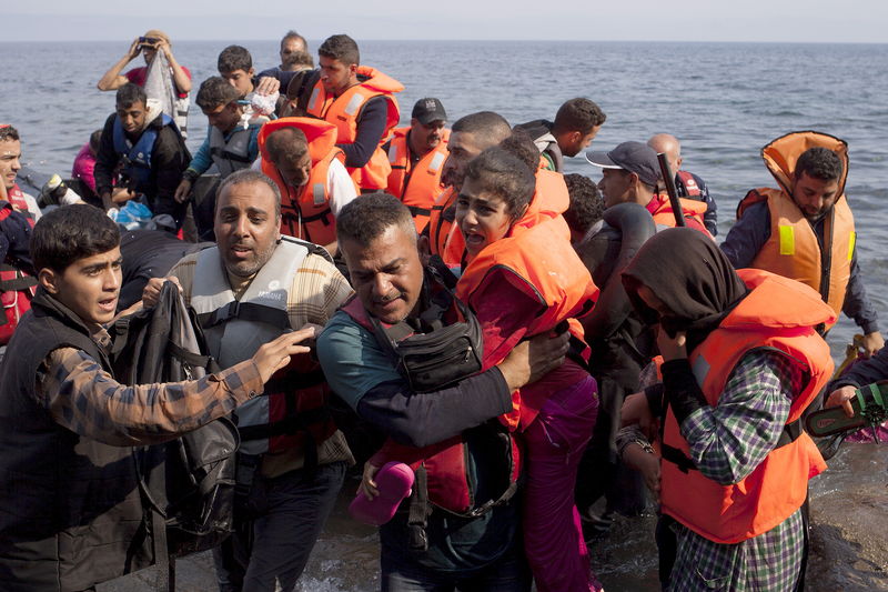 © Reuters. Refugiados sírios desembarcando na ilha grega de Lesbos